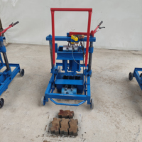 Petite machine portable de fabrication de briques en argile pour la production de blocs creux en ciment et de pavés