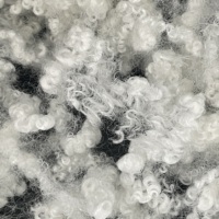 Fibre de polyester en mèche 100 % recyclée GRS 7D 64 mm HCS creuse siliconée, antibactérienne, ignifuge et antistatique pour rembourrage