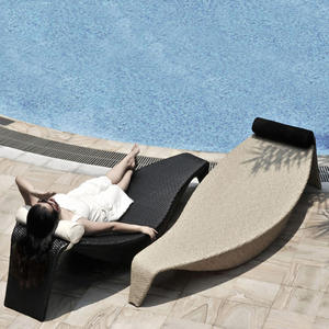 Chaise longue d'extérieur en rotin, lit de repos en feuilles de rotin, structure en alliage d'aluminium, résistant aux UV, imperméable, mobilier de bord de piscine, design minimaliste - Product Image 2