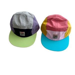 Casquette de baseball coréenne personnalisée, colorée, en cinq pièces, broderie patchwork, acrylique, à visière plate, séchage rapide - Product Image 2