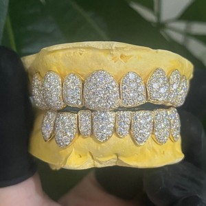 เครื่องประดับเงินแท้ 925 ชุบทอง 18K ฝังโมอิสซาไนต์แบบโมเสก ครอบฟันบนและล่าง สำหรับผู้ชายและผู้หญิง สไตล์ฮิปฮอปแร็ป ชุดแปดชิ้น - Product Image 1