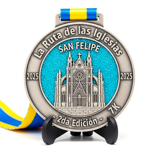 Médaille <span class=keywords><strong>de</strong></span> finisseur La Ruta <span class=keywords><strong>De</strong></span> Las Iglesias 7K San Felipe 2025, motif église gothique, fond scintillant, ruban bleu et jaune pour événements <span class=keywords><strong>de</strong></span> course - Product Image 1