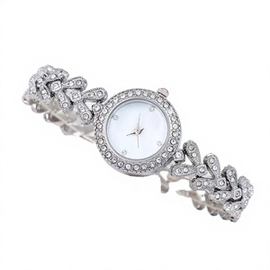Montre-bracelet élégante de luxe pour femme à quartz, bracelet en zircon en forme de cœur, bracelet vintage à la mode avec breloque et points de diamant - Product Image 2