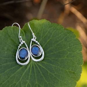 Pendientes Largos de Plata de Ley 925 de Diseño de Lujo con Labradorita de 8x10 mm, Patrón Geométrico Moderno, Accesorio de Moda para Mujer para Fiestas - Product Image 1