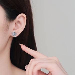 Dropshipping lujo moda brillo Plata De Ley 925 Flor de plata esterlina ahueca hacia fuera 0.5ct Moissanite Stud pendientes para mujeres - Product Image 1