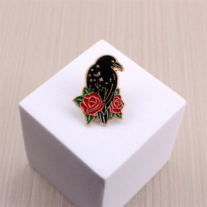 Quạ thanh lịch với pin hoa hồng đỏ cho goths lãng mạn, hoàn hảo cho thời trang thay thế - Product Image 2