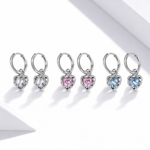 Pendientes de Aro con Dije de Corazón de Acero Inoxidable, Chapados al Vacío en Oro de 14K, Tono Oro/Plata, con Circonitas Blancas, Rosas y Azules - Product Image 4