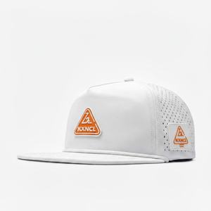 Casquette de baseball imperméable à 5 panneaux personnalisée OEM, patch en caoutchouc, casquette snapback respirante, trous découpés au laser, performance classique - Product Image 1