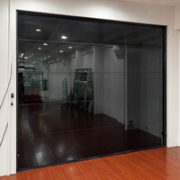Porte de garage sectionnelle motorisée en aluminium, design moderne, télécommande, conception personnalisée pour projets de villas, allées et jardins
