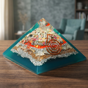 Pyramide d'orgone sculptée de style bouddhiste pour la décoration intérieure, avec forme triangulaire, artisanat sculpté du Gujarat - Product Image 2