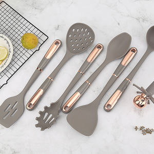 Ensemble d'ustensiles de cuisine en silicone gris 7 pièces, spatule antiadhésive, louche, écumoire, outils de cuisson avec accents or rose et support de rangement - Product Image 2