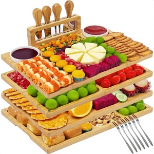 Juego de Tabla de Quesos de Bambú de 4 Piezas con Soporte para Cuchillos, Plato para Salsas, Regalo de Inauguración de Casa - Product Image 1