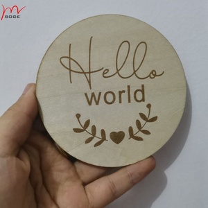 Letrero de Anuncio de Nacimiento de Madera con la Frase 'Hello World' - Product Image 1