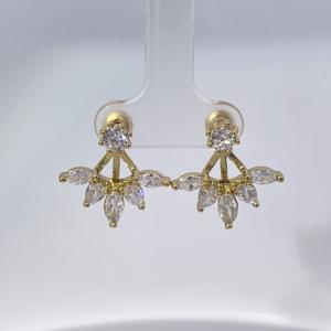 Pendientes de Botón para Mujer con Diseño de Racimo de Hojas Tridimensional, Chapados en Latón, Clásicos, Elegantes y Lujosos de Tianyu Gems - Product Image 4