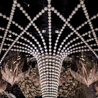 Lustre personnalisé en forme d'arche gothique avec perles, longue bande de cristaux roses, éclairage romantique rose blush pour salle de banquet de mariage