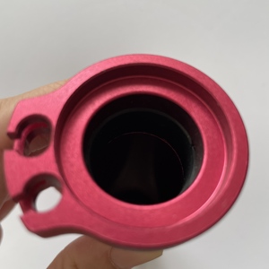 Pièces de guidon de moto en aluminium CNC sur mesure, poignées moletées anodisées rouges, pièces de rechange pour modification de moto, pièces de rechange OEM - Product Image 2