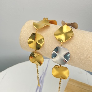 Pulsera de Acero Inoxidable Chapada en Oro de 18K, Diseño Irregular con Textura Metálica, Cadena con Placa Redonda Grande, Venta al Por Mayor para Mujeres - Product Image 3