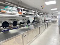 Équipement de Cuisine Professionnelle en Acier Inoxydable, Ensemble Complet pour Restaurants et Hôtels, Plan de Travail Inclus