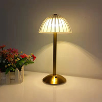 Lampe de table décorative de luxe moderne en verre cristal avec base en métal en forme de parapluie, rechargeable pour chambre à coucher et salle à manger