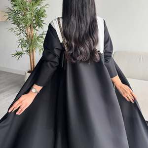 ฮาฟิซาห์ ชุดอาบายะห์สีดำขาวตัดกันที่คอเสื้อ พร้อมฮิญาบ ชุดมุสลิมอิสลามแบบเรียบร้อย ชุดเดรสยาวแบบดั้งเดิมของชาวอาหรับ คาฟตัน - Product Image 5