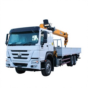 Grue montée sur camion KELAKE blanche avec flèche hydraulique et remorque à plateau - Product Image 2
