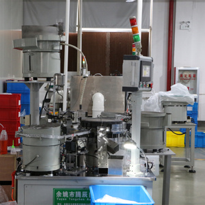 Cabezal de bomba de Perfume de alta eficiencia, bomba de <span class=keywords><strong>pistola</strong></span> cuadrada, ensamblaje totalmente automático, fabricante de máquina, nuevo estilo - Product Image 4