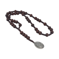 Chapelet catholique en perles de bois avec médaille de Saint Michel Archange, cordon et caractéristiques religieuses