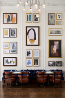 Ensemble de table et de chaises de salle à manger de restaurant d'hôtel contemporain de luxe, banc en cuir