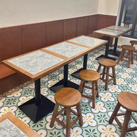 Fast-Food-Café Esstisch-Stuhl-Set Gesinterte Steinplatte Massivholz-Kante Mediterranes Modernes Design Quadratisch für Restaurants