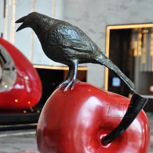 Натуральный размер, искусство, металл, бронза, птица, стоящая на яблоке, скульптура
