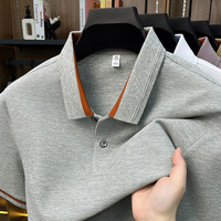T-shirt à manches courtes pour homme, col uni en heather, bordure contrastante bicolore sur le col et les poignets, fermeture boutonnée, coupe ajustée légère