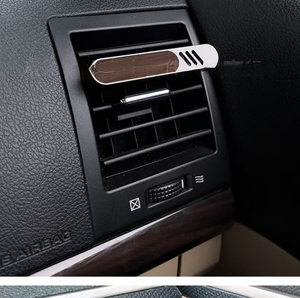 Penyegar Udara Mobil Klip Ventilasi Logam dengan Logo Ukiran Laser Custom, Pewangi Mobil untuk Lubang Udara, Klip Parfum Alami - Product Image 2