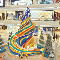 Sculpture d'arbre de Noël abstraite en fibre de verre sur mesure, statue géante d'arbre de Noël courbé avec décorations festives pour parc à thème et festival