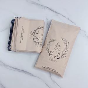 Sacs d'expédition personnalisés en polyéthylène couleur pêche avec impression d'art ligné noir - Sacs d'expédition étanches pour boutiques et e-commerce - Product Image 3