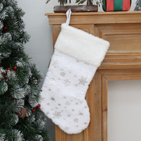 Nouvelle collection : Sac cadeau de Noël en tissu blanc avec garniture en peluche lapin, motifs flocons de neige dorés en relief