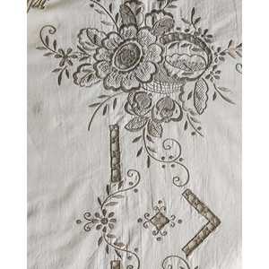 Nappe en lin de style européen avec broderie grise et 12 serviettes, sans plis et de marque hôtelière pour les salons et les salles à manger - Product Image 3