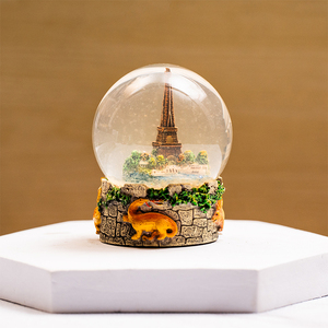 Nhựa du lịch Quả cầu tuyết với lâu đài nước ngoài mang tính biểu tượng và danh lam thắng cảnh trang trí nhà hoặc quà lưu niệm từ những chuyến đi - Product Image 1