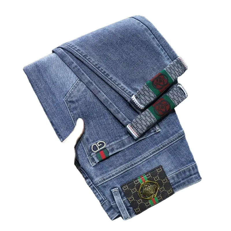 Mùa thu đông mới phát hành Quần jean nam màu xanh cổ điển mỏng phù hợp với phong cách giản dị Thắt lưng đàn hồi dây kéo trang trí logo bền vững