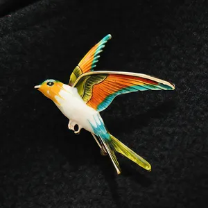 เข็มกลัดรูปดอกไม้ประดับมุกชุบทองบนโลหะผสมสังกะสีรูปนกสัตว์น่ารัก ของขวัญงานแต่งงานระดับไฮเอนด์ เครื่องประดับเสื้อสำหรับงานปาร์ตี้ - Product Image 1