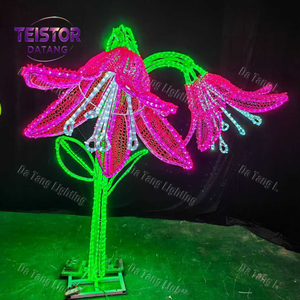 Sculpture lumineuse de fleurs de Noël en plein air comme pièce maîtresse décorative pour les installations publiques saisonnières - Product Image 4
