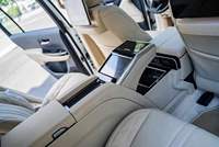 Usine personnalisée Auto SUV VIP Kit de sièges auto Toyota LC300 200 LX570 Sièges arrière de luxe Console centrale Accoudoir de siège arrière Modèle Vito