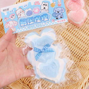 Juguete de descompresión creativo con forma de corazón, de goma suave, para aliviar el estrés, con diseño de Caperucita Roja, juguete de descompresión de la misma presión, suave. - Product Image 5