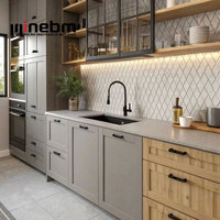 Ensemble d'armoires de cuisine en bois sur mesure de luxe, style Shaker moderne, avec îlot de rangement pour projet de villa