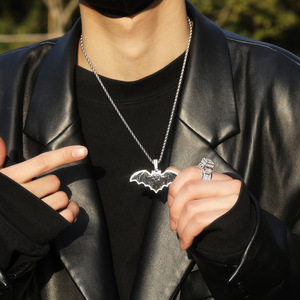 Nuova Collana Creativa Personalizzata da Uomo in Stile Hip Hop Rap, Catena Placcata Oro con Ciondolo a Forma di Pipistrello in Stile Gotico Scuro con Diamanti - Product Image 4
