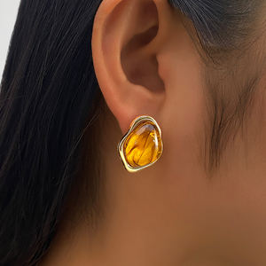 किस्सपत्नी ट्रेंडी रंगीन पोका डॉट एम्बर स्क्वायर वेव इयररिंग्स महिलाओं के लिए - Product Image 5