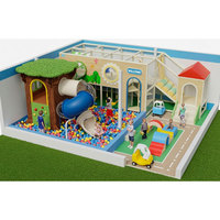 Centre de jeux commercial intérieur avec structure en tuyaux galvanisés et panneaux géométriques colorés en bois, grande capacité pour les zones de jeux pour enfants