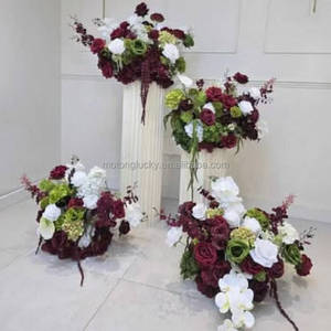 Colonne de mariage en métal blanc de qualité supérieure <span class=keywords><strong>avec</strong></span> arrangement de fleurs artificielles rouges en cascade pour la décoration de cérémonies en extérieur et de jardins - Product Image 2