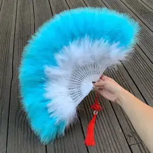 Nouvel arrivage de plumes creuses en plastique pliantes de couleur dégradée de style chinois pour les éventails de mariage avec pompon personnalisé