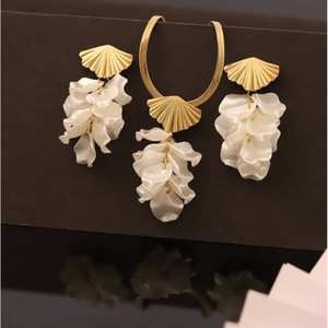 Color dorado y blanco Hermosa forma redonda Collar de diseño único Conjunto de diseño de vaca para boda y fiesta Conjunto de estilo antiguo - Product Image 3