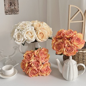 Bouquet de roses rouges artificielles en soie, style vintage, décoration d'intérieur, accessoires de mariage, haute simulation, durabilité - Product Image 3